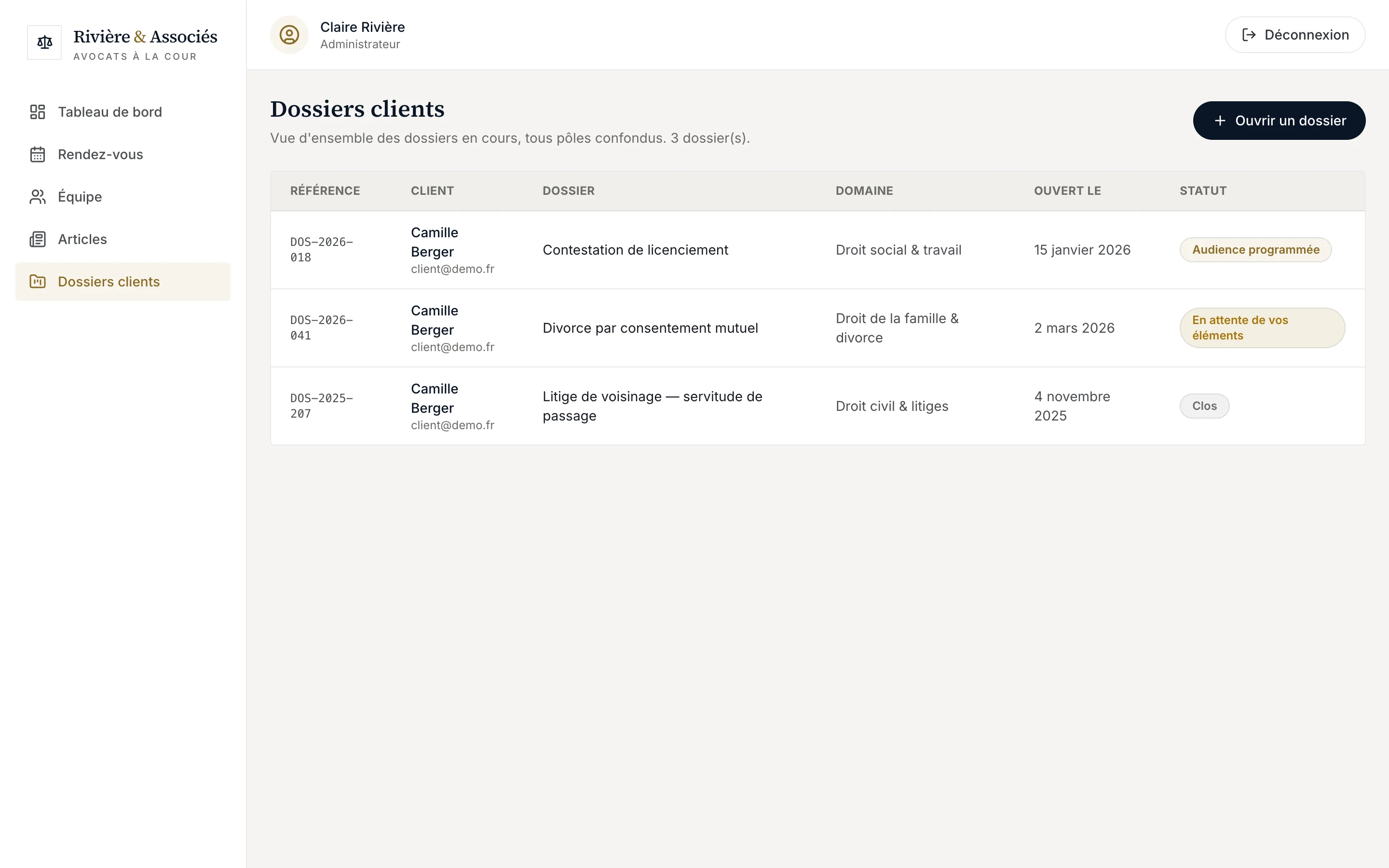Capture d'écran réelle de la liste des dossiers clients, avec référence, client et statut